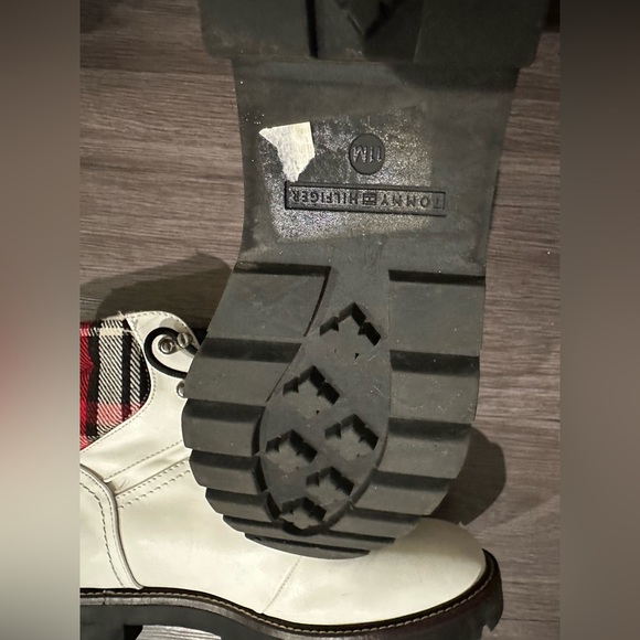 TOMMY HILFIGER SIZE 11, MINIMAL WEAR, EXCELLENT CONDITION - Picture 2 of 4